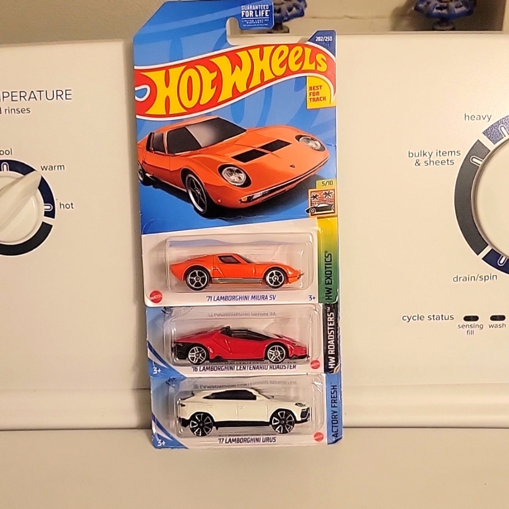 Hotwheels lambo tri-pack 71 Miura sv /16 centenario roadster/17 urus